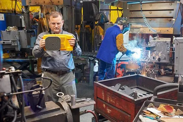 Fluke ii900 acoustic imaging camera in testing