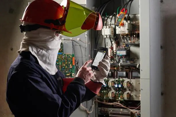 Fluke 377FC True-RMS clamp meter in testing