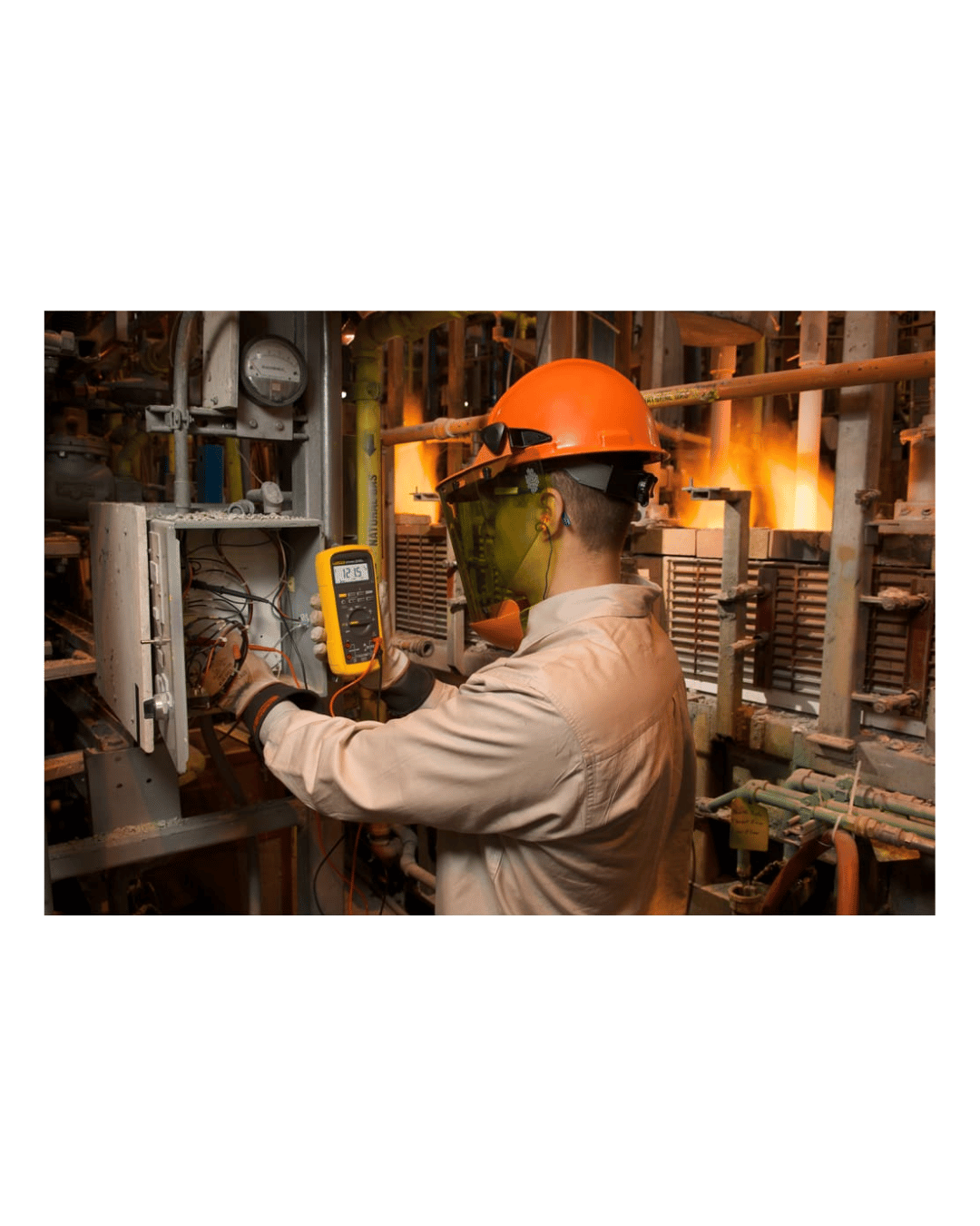 Fluke 87V MAX multimeter in testing