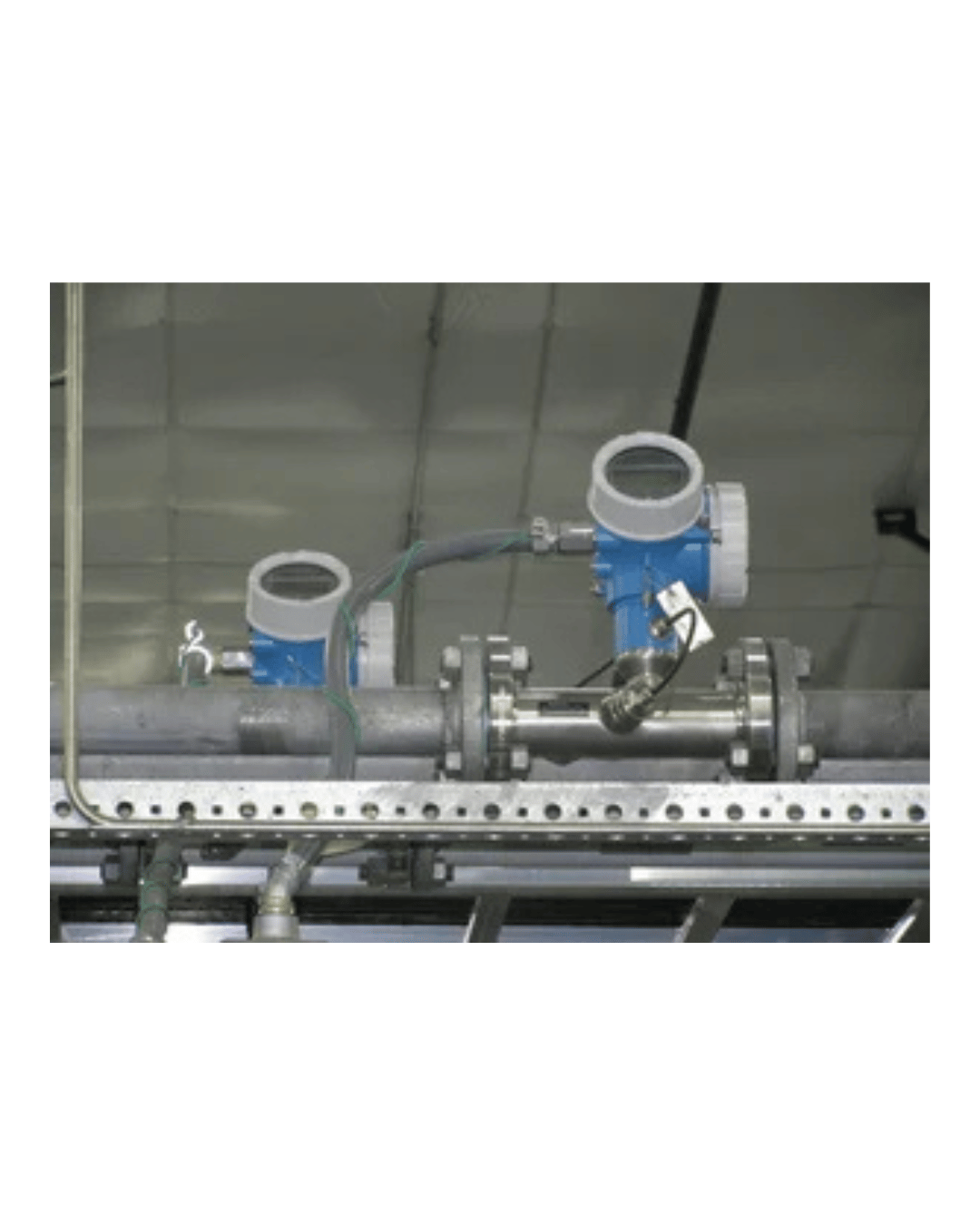 Industrial pipeline setup with two magnetic liquid level switch