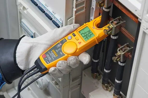 Fluke T6-1000 PRO voltage tester in testing